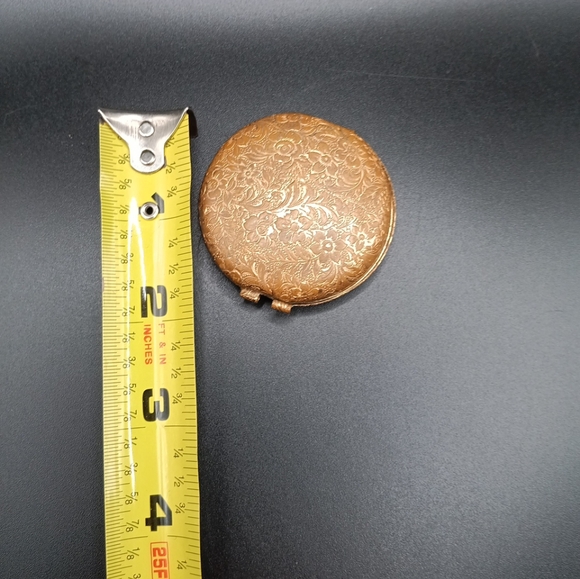 GUC Gold Vintage Etched Floral Design Small Compact! - Picture 6 of 6